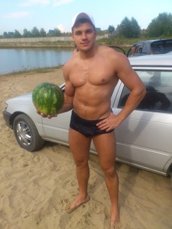 texasfratboy:damn, would love to squeeze *his* fresh melons! hot college jock!