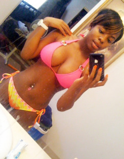 ebonypanty:  Somebody please clean this girls mirror.