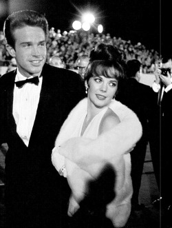  Warren Beatty and Natalie Wood attend the 1962 Academy Awards.   