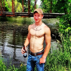 chipmasterson:  keepin-it-country94:     Fish may not be biting this time of day … but i wish he’d dip his rod in, all the same.