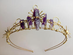 deliriumcrow:  sosuperawesome:  Crowns and Combs by Howling Moon on Etsy See our ‘crowns’ tag  Follow So Super Awesome: Facebook • Pinterest • Instagram    Ooh, shiny.  