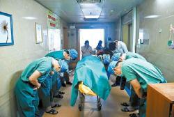 ynassaj:  dangnikki:  fakhrafakhra:  stunningpicture:  Chinese doctors bowing down to an 11 year old boy diagnosed with brain cancer who managed to save several lives by donating his organs to the hospital he was being treated shortly before his death.