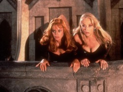 mrrobotico:  midmid333:  “Death Becomes Her” Meryl Streep and Goldie Hawn (1992) Jinkx Monsoon and Ivy Winters (2013)  Omg yes 