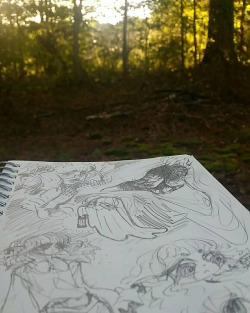 Sketching in nature is my favorite. I can’t wait until Autumn chills the air and I can sit surrounded by the warm tones🍂 Sketches are of @mazokhist/his sona