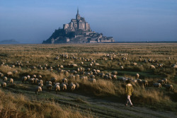 unrar:   France 1988. Normandy. Mont-Saint-Michel, Bruno Barbey.