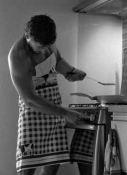 redhottridinghood:  It’s late for dinner but I find myself hungry again ;)  A man who can cook.. Sexy. A man cooking in just an apron.. Hott damn! 😉