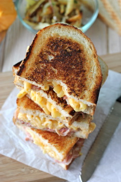 do-not-touch-my-food:  Pancetta Mac and Cheese Panini