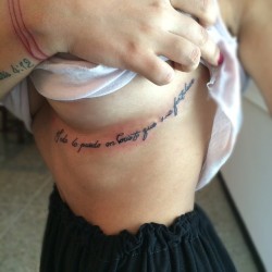 Todo lo puedo en Cristo que me fortalece! #tattoo #tatuaje #ink #letras #black #blacktattoo #versiculo #boobs #costillas #bobies #lara #barquisimeto #venezuela #inked #woman #mujer