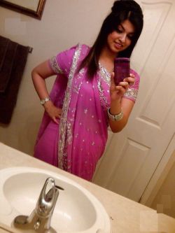 desi-indian-blog:  Hot saree strip👗