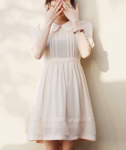 astitchinmind:  What a lovely peter pan collared dress.  From:http://moonandtrees.tumblr.com