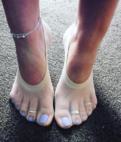 shinymakerlov: Super cute feet Foot fetish girls waiting on &gt;&gt; http://bit.ly/2y8VpBP