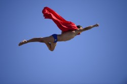 clarincomhd:   El nadador checho Navratil cerró con un salto con una capa de ‘Superman’ el primer concurso de saltos desde 27 metros de altura en un Mundial de natación en el Moll de la Fusta del puerto de Barcelona el 31 de julio de 2013. (AFP)