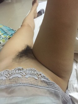 hairypussyselfie: 33 yrs, VN pussy, pls say something and make me wet Wow! Very hot! Thanks for your submission of your hairy pussy selfie @ hairypussyselfie.tumblr.com/submit  Pelo d’Autore n° 3380Ma anche spettinata sta benissimo&hellip;.