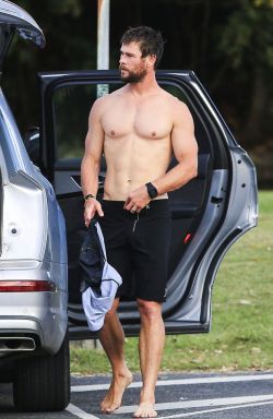 celebrityboyfriend:  Chris Hemsworth changing out of swim trunks in only a towel