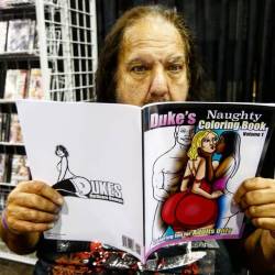 Looks like the legend Ron Jeremy @realronjeremy likes what he sees in my naughty coloring book. #ronjeremy #exxxotica #exxxoticachicago #exxxoticachi  @exxxotica #adultcoliuringbooks #erótica #erotica #eroticart