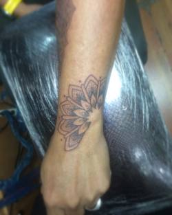 #tattoo #tatuaje #tatu #ink #inked #inkup #inklife #mandala #muñeca #brazo #mitad #negro #black #puntos #puntillismo #lineas #Venezuela #lara #barquisimeto #gabodiaz04