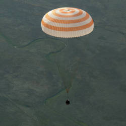 zubat:  The Soyuz TMA-15M spacecraft is seen as it lands with Expedition 43 commander Terry Virts of NASA, cosmonaut Anton Shkaplerov of the Russian Federal Space Agency, and Italian astronaut Samantha Cristoforetti from the European Space Agency near