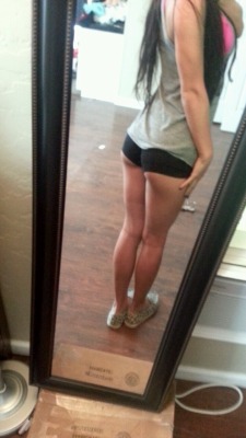 floridavolcomchick:  Weather sucks today so I’m off to the gym! Reblog “Left” or “Right” for how I should wear my shorts to the gym 😘