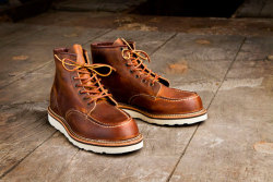 red-wing-shoes-taiwan:  Red Wing - Work Heritage, Legacy Moc #1907 in Copper “Rough &amp; Tough” Leather. 型號1907自2005年時，隨著百週年紀念版推出以來，一直歷久不衰，受到眾多Americana愛好者的追捧。這當中，除了國外明星如David