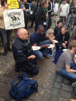 wellegegenvaterstaat:  Erster Polizist verweigert die Räumung der von Refugees besetzten Schule in Berlin Kreuzberg. 👍 