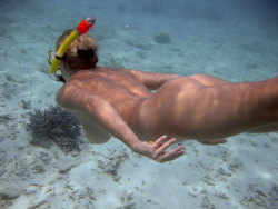 eveandherfriends:  Nude snorkeling - love this 