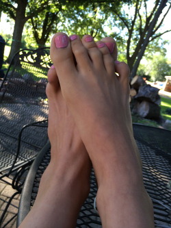 batty-catty:  here are my feet you crazy little foot fetishers &lt;3 