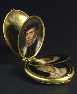 wine-loving-vagabond:A locket containing eight family portrait miniatures, circa 1600.Dutch School.Oil on copper.This particular example is most unusual and personal, as it holds eight portraits of the same family. Possibly these were copied from large