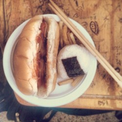 Que te cocinen. Es un gesto realmente lindo. #Onigiri #hotdog #papas fritas #food   Gracias Tiffany. n.n&rsquo;