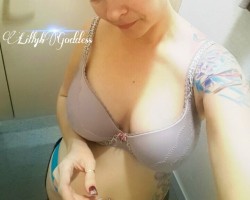 lillybgoddess:  Quick bathroom selfie! Have a great day everyone! 💋~LillybGoddessLike, Comment, and Reblog PleaseSpoil Me&gt;&gt;&gt;👠Wishlist👙