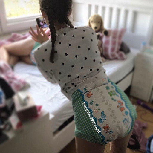 daddys-littleprincess2:  Little: Daddy I can do it aloneDaddy: No sweety, come and sit downLittle: Daaaaddy I am a big girlDaddy:No….you‘re too small to do it my little baby 