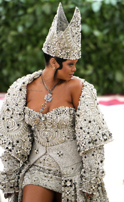 hellyeahrihannafenty:Pope Fenty at Met Gala (theme is “Heavenly Bodies: Fashion and the Catholic Imagination.”)
