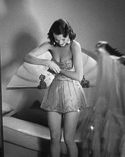 viviensleigh:  Vivien Leigh getting into costume in St. Martin’s Lane (1938) 