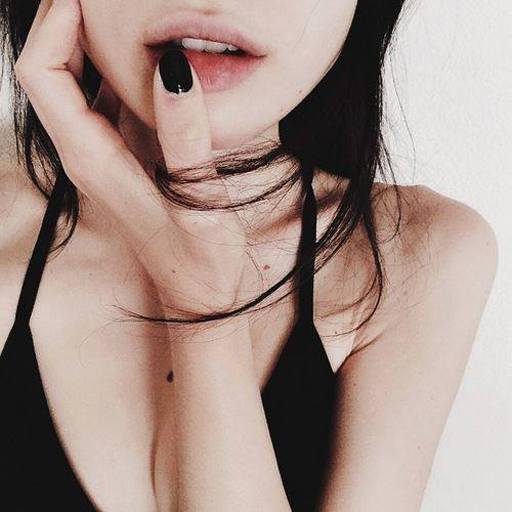 pontovirgula:  “Amargo. Era assim que eu sentia meus lábios longe dos seus.” — Ponto e vírgula. (Por Vitória Palacio)
