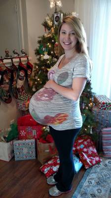 maiesiophiliac-surrogate:  preglover29:  holy smokes! Merry Christmas!  To look that big at Christmas time would be a wonderful gift. 