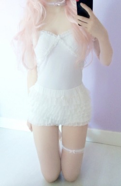 dollyfrills:  Choker &amp; garter by littlepinkkittenshop~ ♡   Wow that is very cute lingerie