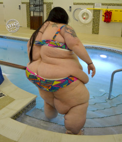 suchafatash:Huge legs, huge girl, tiny bikini.Â http://ash.bigcuties.comhttp://www.clips4sale.com/48701