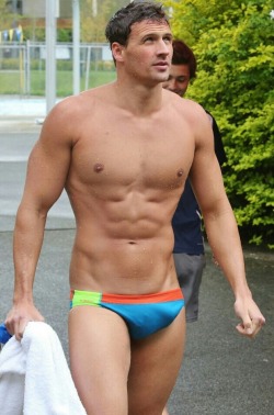 sporthunks:  Ryan Lochte and his very hunky bulge