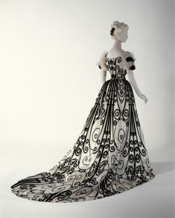 thevintagethimble:  Evening dressHouse of Worth (French, 1858–1956), 1898–1900, French, silk. | THE MET  Suknia dla mnie. 