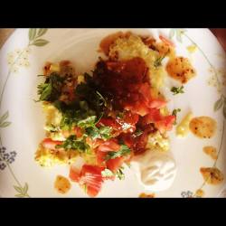 #breakfast #simple #fresh #yummy #tomatillo #cilantro #jitomate #queso #mishuevosdeliciosos #pornada #huevos #acomer #sehadicho