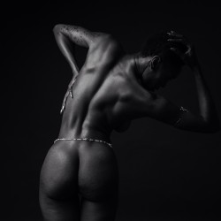 krpartnude1:  Art with @taniekac   Photography by Kevon Richardson @kevonr_photography2  #kevonrichardsonnudephotography #nudephotography #blackandwhite #melanin #body #takeebonyback #nudeislife #art #atlantaphotographers #bodyscape #beach #hump #water