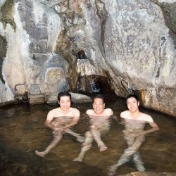 soakingspirit:  unknown_japan_inc_en Tsuetate Onsen “Motoyu”An onsen located on a ravine with a long history, which is said to be used for the baby’s first bath for Emperor Ōjin.*http://en.unknownjapan.net/facebook page: THE ONSEN MAGAZINE*#温泉