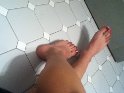 crossdressingprincess:  Painted my toenails for the first time!!! ^.^