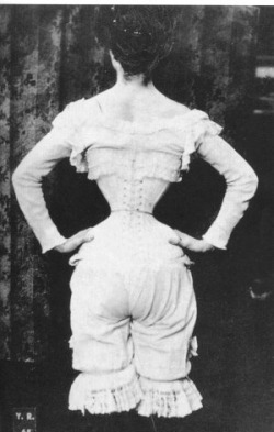 A Gibson Girl in her corset in the early 1900s. Those poor women!