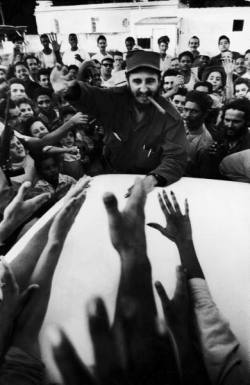 losetheboyfriend:  Fidel Castro greets the people of Havana; captured by Grey Villet