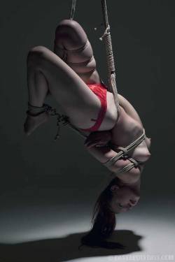 Rope: Nopperabo, Model: Sarah, Photo: Dastardly Dave Lover&rsquo;s Knot Rope Company .www.knottykink.com