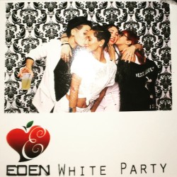 Photobombing babes at da club #SFpride #whiteparty  (at The Sound Factory)