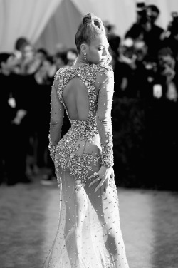 kenntwo:  celebritiesofcolor:  Beyonce attends the ‘China: Through The Looking Glass’ Costume Institute Benefit Gala at the Metropolitan Museum of Art on May 4, 2015 in New York City  it’s not fair