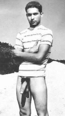 vintagemaleerotica:  Unknown guy on the beach. Possibly by Tony Patrioli.1970s  ve nomas :3