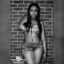 London @mslondoncross working the curves with this cool ring light  #blog #NYC #blackhairstyles  #magazine  #thick  #fit #fitness #fashion #Model  #baltimore #honormycurves #photosbyphelps #nyc #dmv #glam #magazine #pinup #hips #thick #effyourbeautystanda