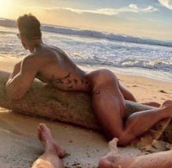 butt-boys:  Beach day. 